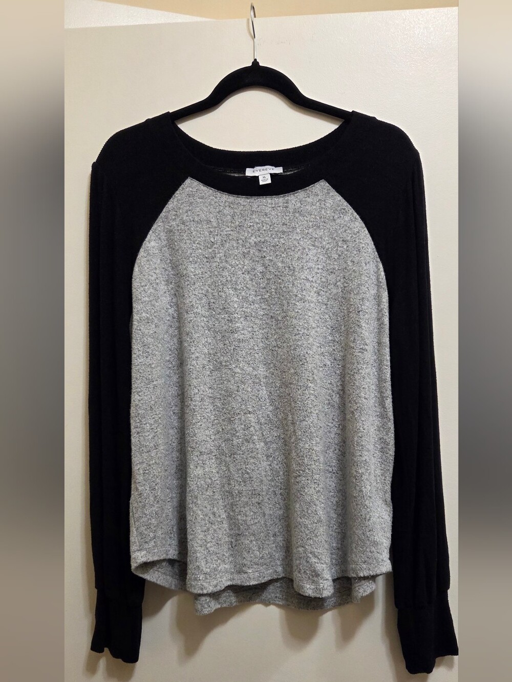 Evereve Super Soft Two-Tone Gray And Black Raglan Top XL